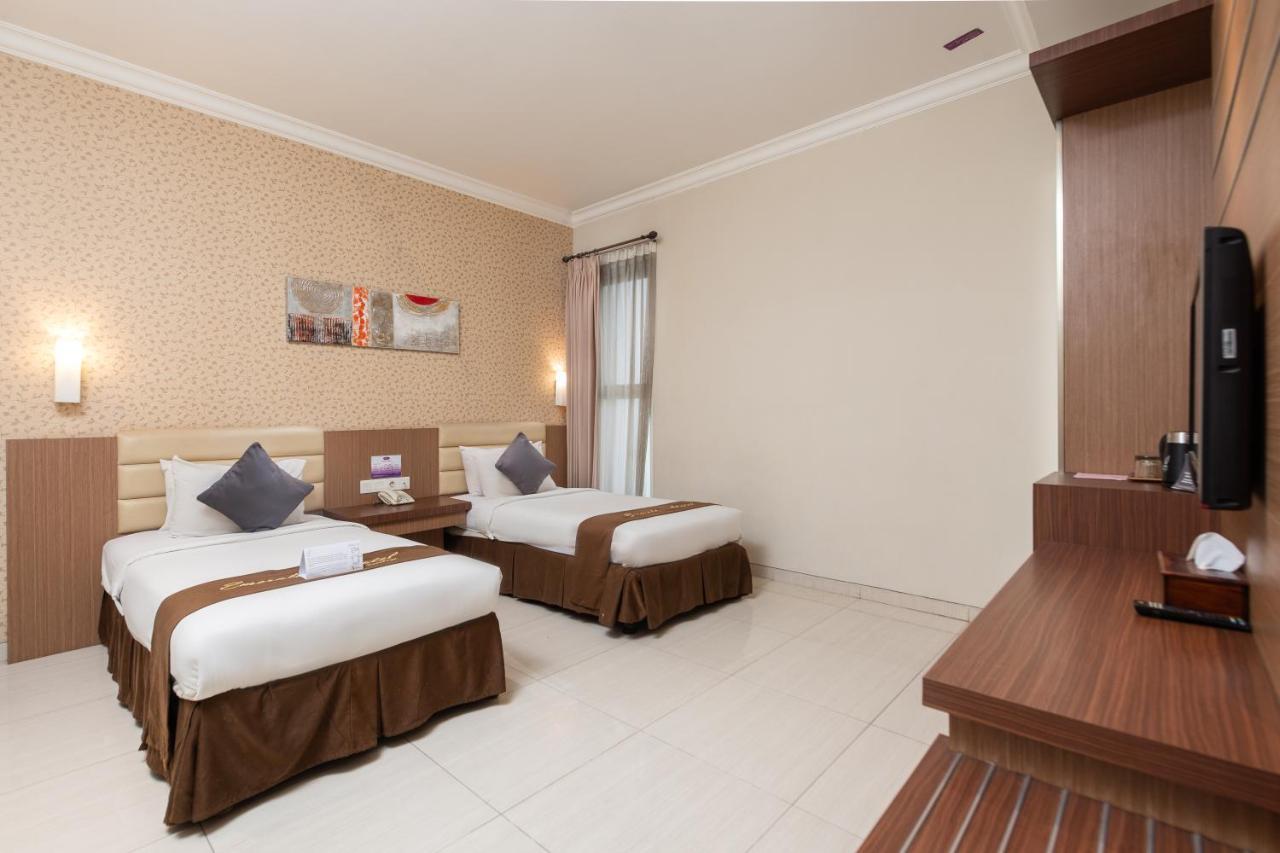 Life Emerald Hotel Surabaya Exteriör bild