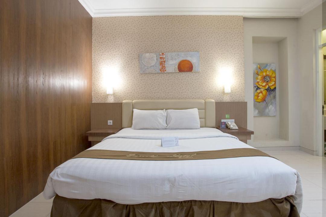 Life Emerald Hotel Surabaya Exteriör bild